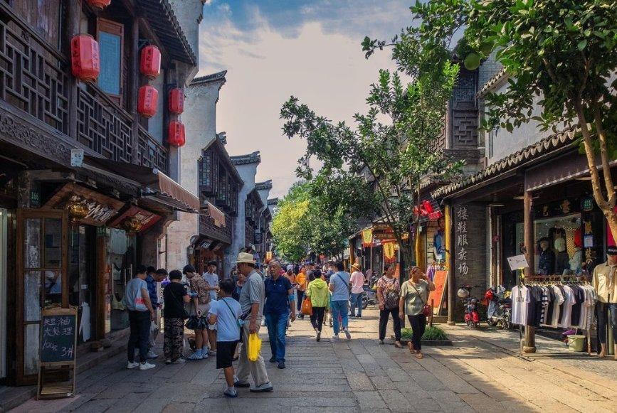 他早已看到梁山的结局，装病离开宋江，后来在海外建国称王